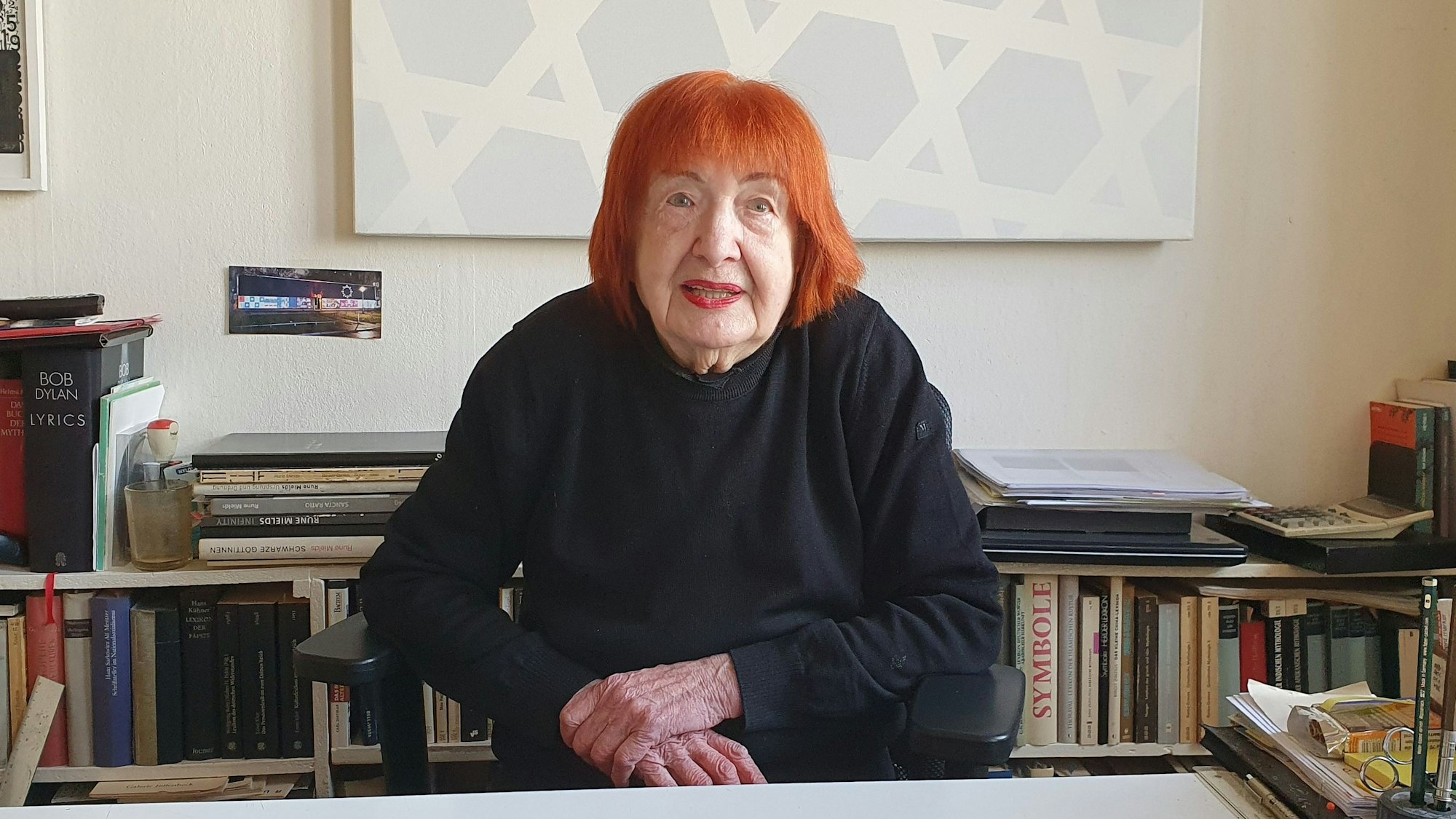 Rune Mields hat rote Haare und sitzt an einem Tisch.