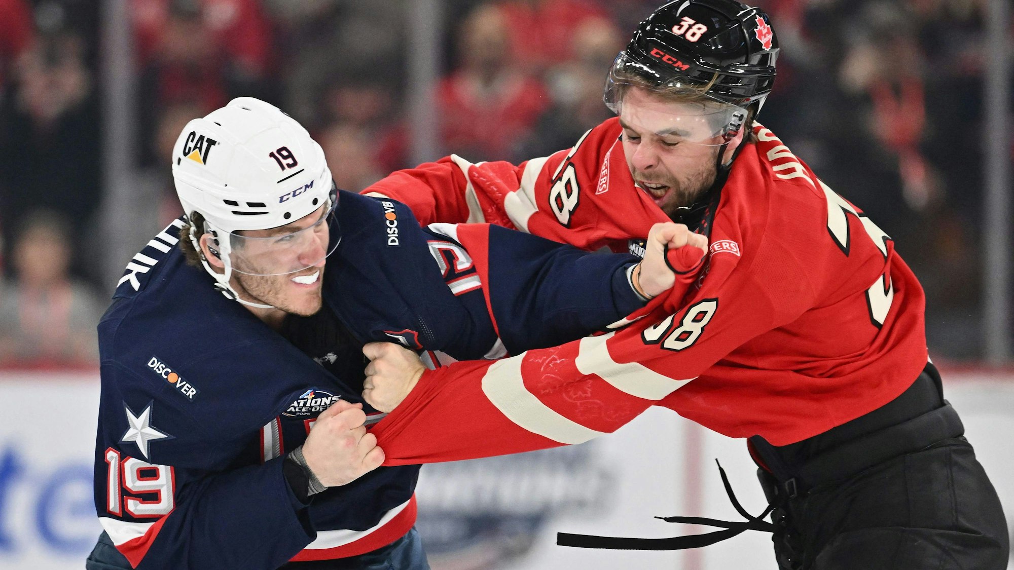 US-Profi Matthew Tkachuk (l.) liefert sich einen Fight mit Kanadas Brandon Hagel