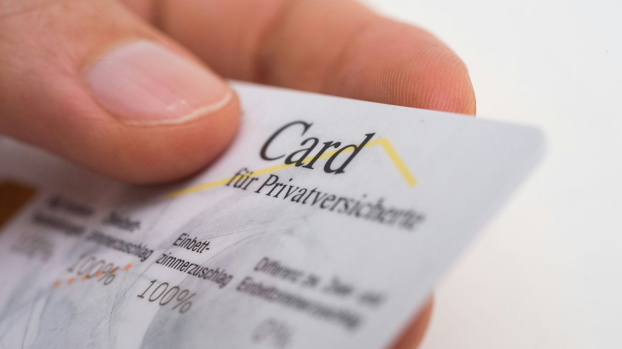 Eine Krankenkassenkarte in der Hand einer Person.