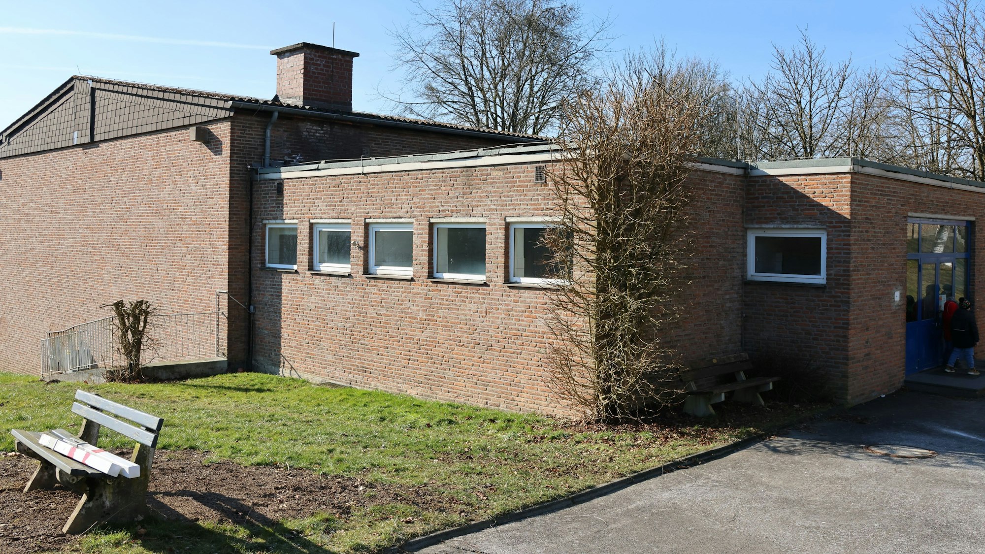 Ein Backsteinbau von außen.