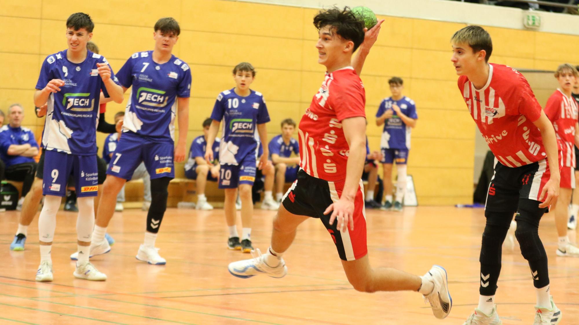 Ein Spieler der HSG Euskirchen beim Sprungwurf, Gegner und Mitspieler schauen zu.