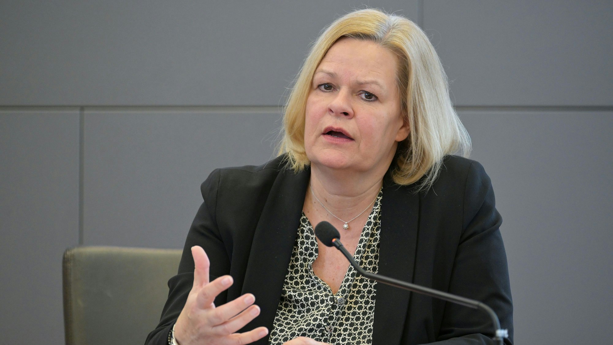 Bundesinnenministerin Nancy Faeser (SPD) spricht bei einer Pressekonferenz. (Archivbild)