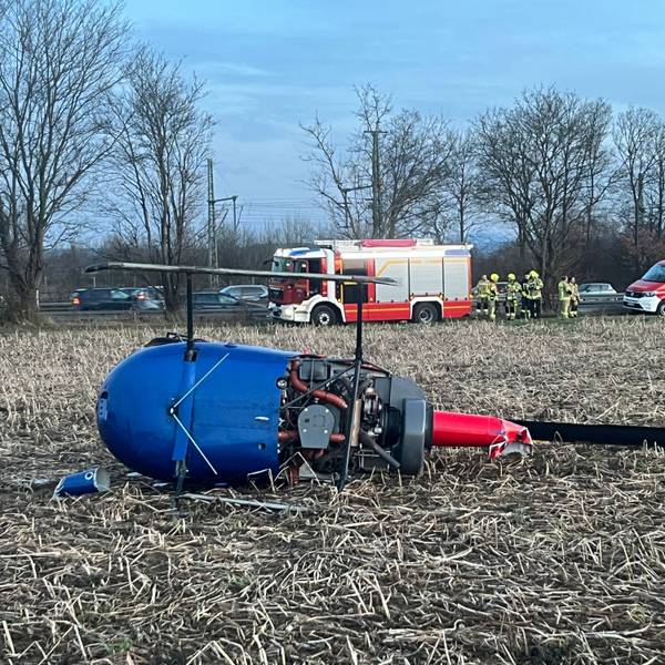 Auf einem Feld nahe der A 59 in Sankt Augustin ist ein Hubschrauber abgestürzt.