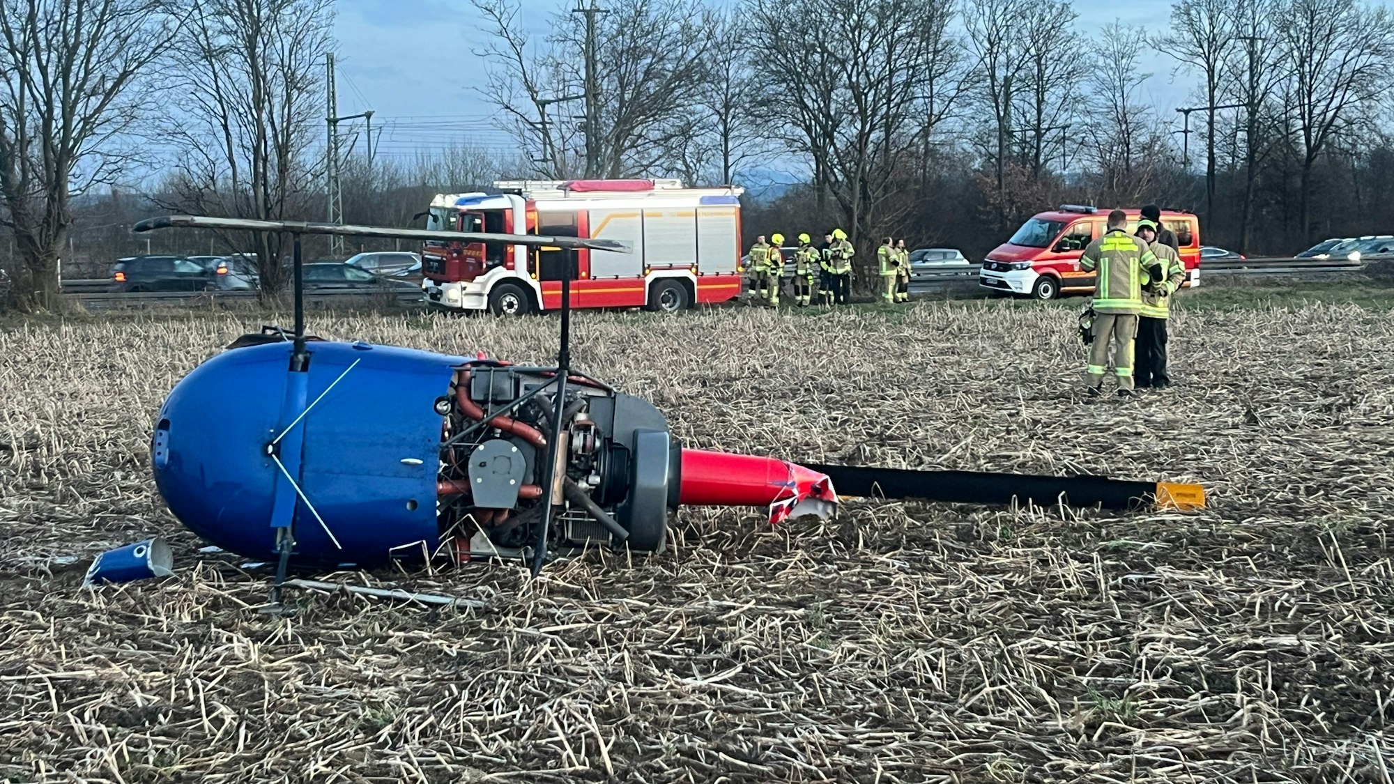 Auf einem Feld nahe der A 59 in Sankt Augustin ist ein Hubschrauber abgestürzt.