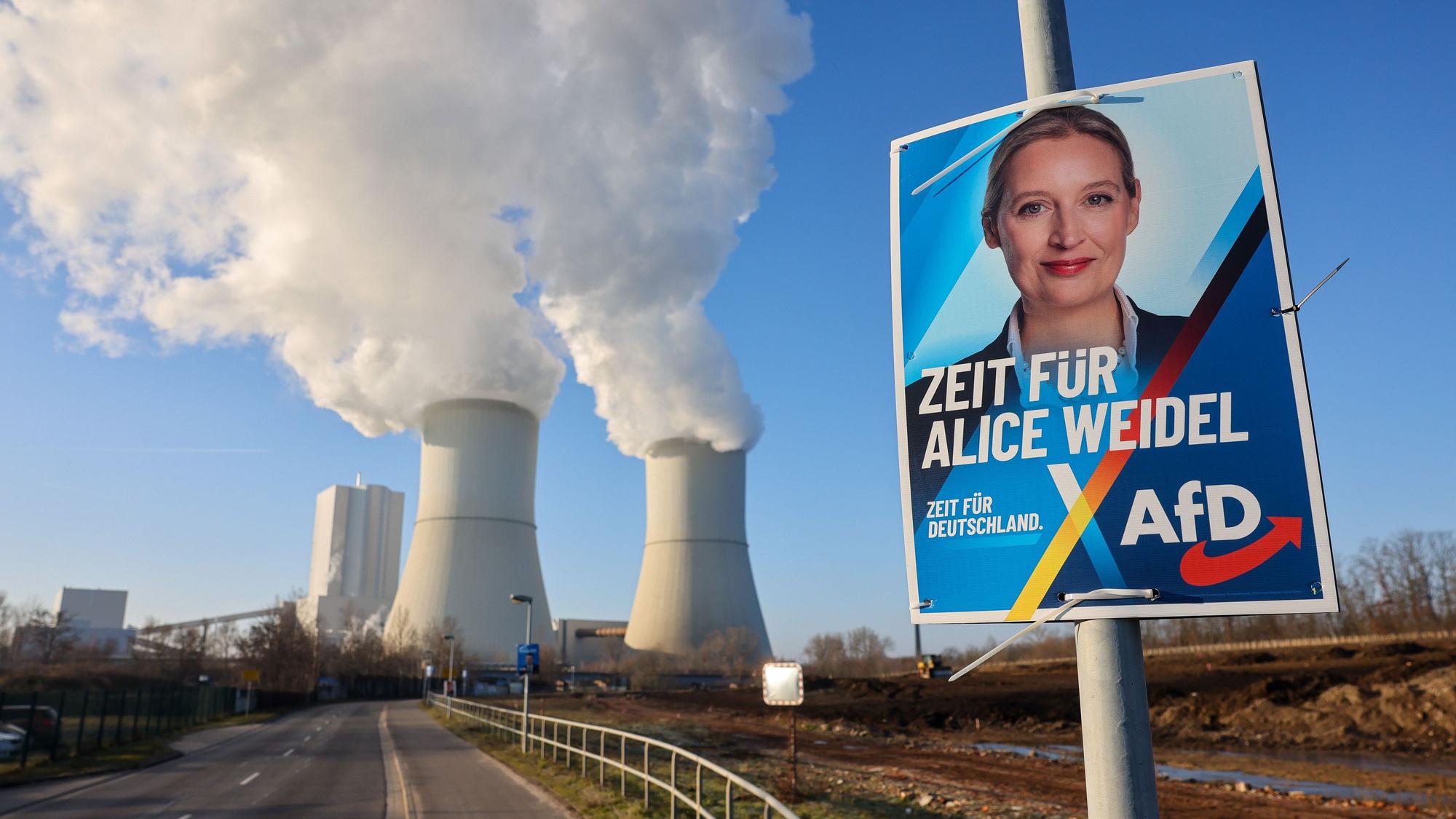 Ein Wahlplakat der AfD mit einem Bild von Alice Weidel hängt vor den dampfenden Kühltürmen des Kraftwerks Lippendorf. (Archivbild)