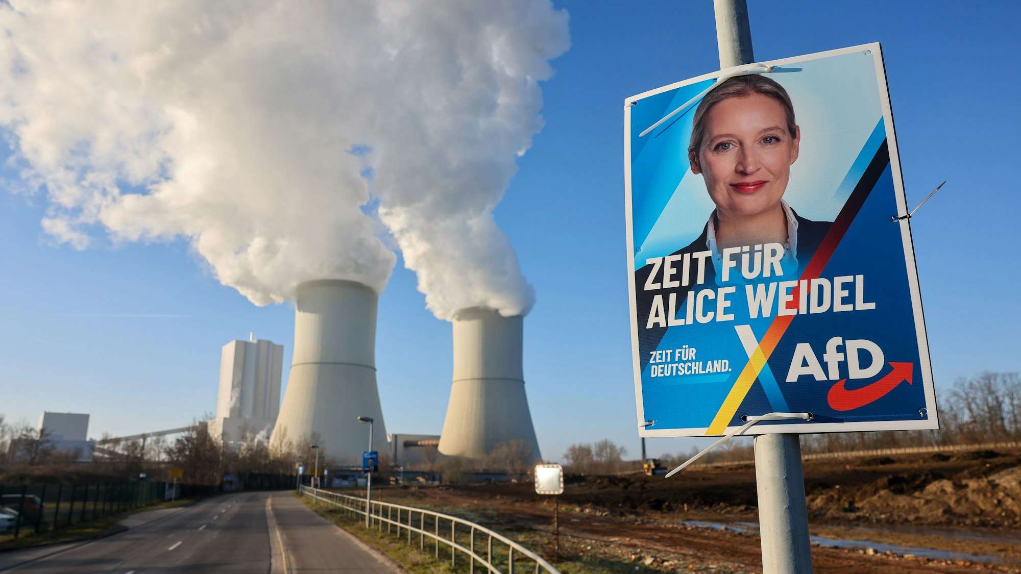 Ein Wahlplakat der AfD mit einem Bild von Alice Weidel hängt vor den dampfenden Kühltürmen des Kraftwerks Lippendorf. (Archivbild)