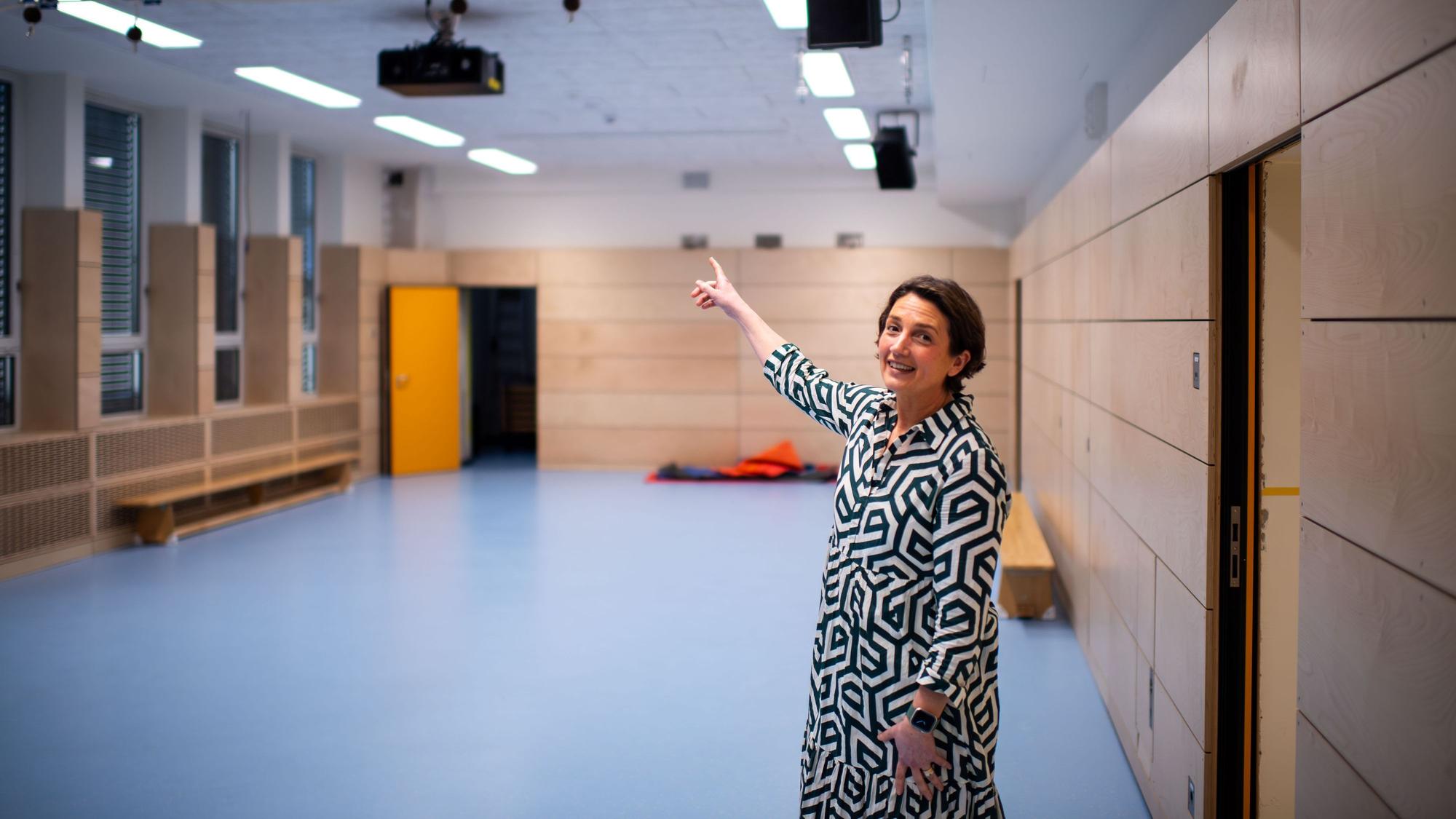 Schulleiterin Kathrin Kuhl steht in der Mehrzweckhalle.