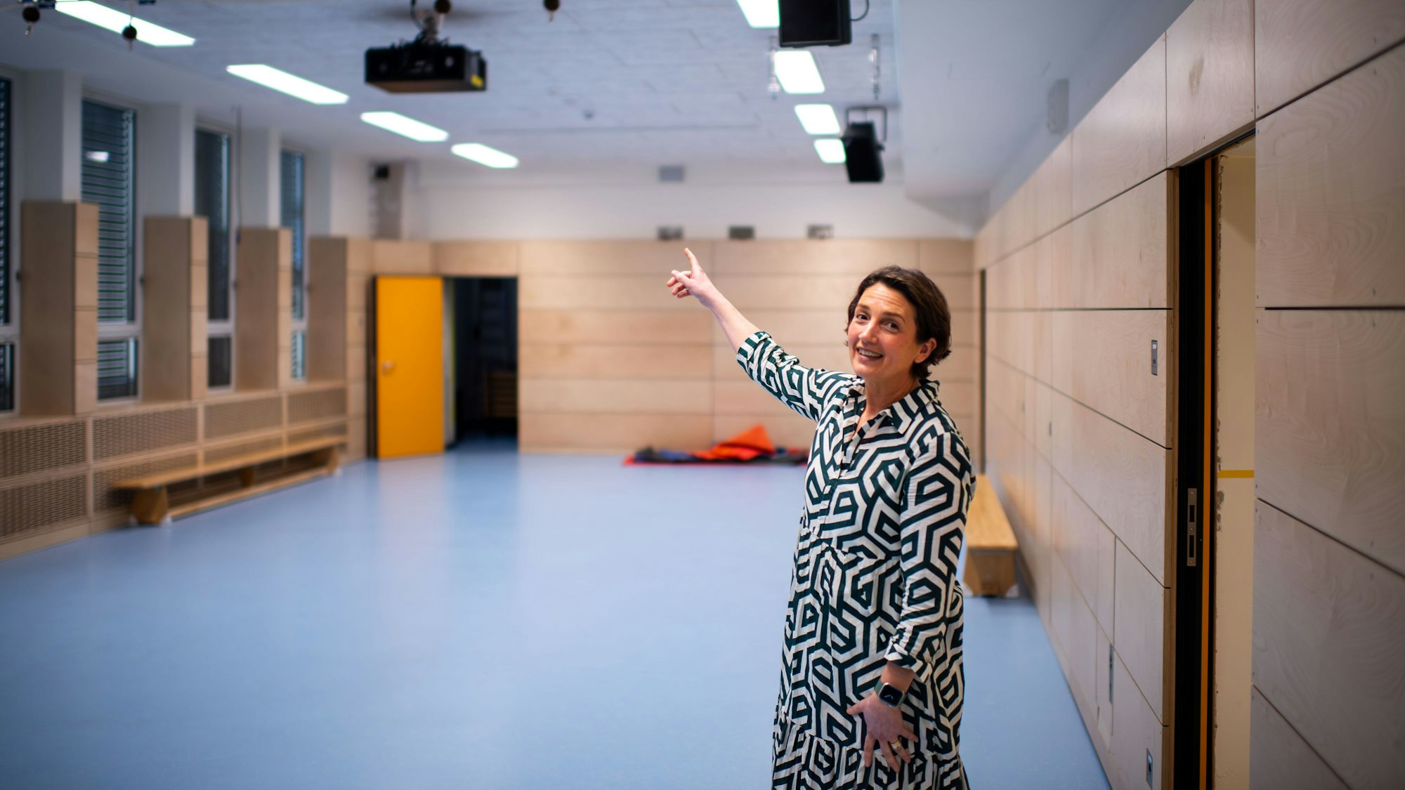 Schulleiterin Katrin Kuhl steht in der Mehrzweckhalle der Nikolausschule in Kall.