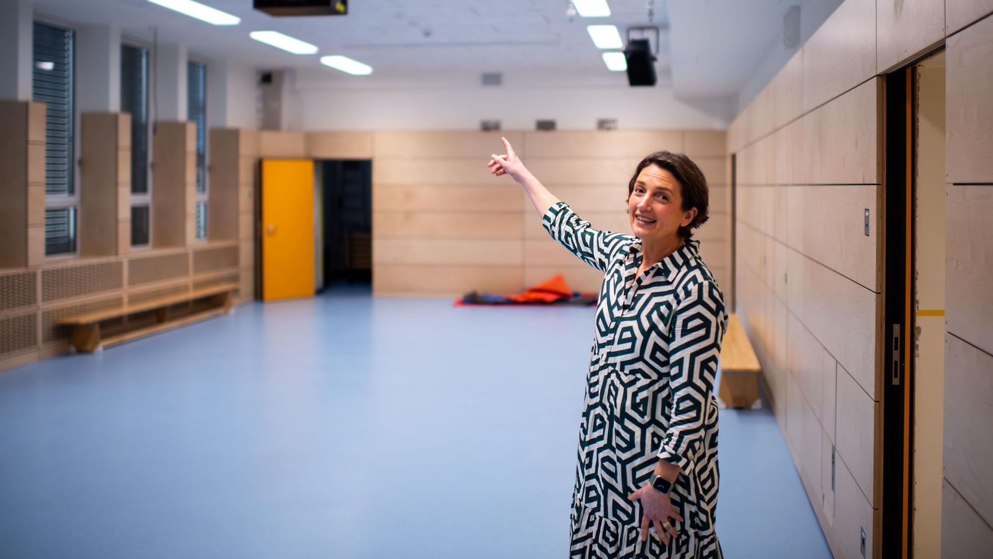 Das Bild zeigt Schulleiterin Kathrin Kuhl in der Mehrzweckhalle.