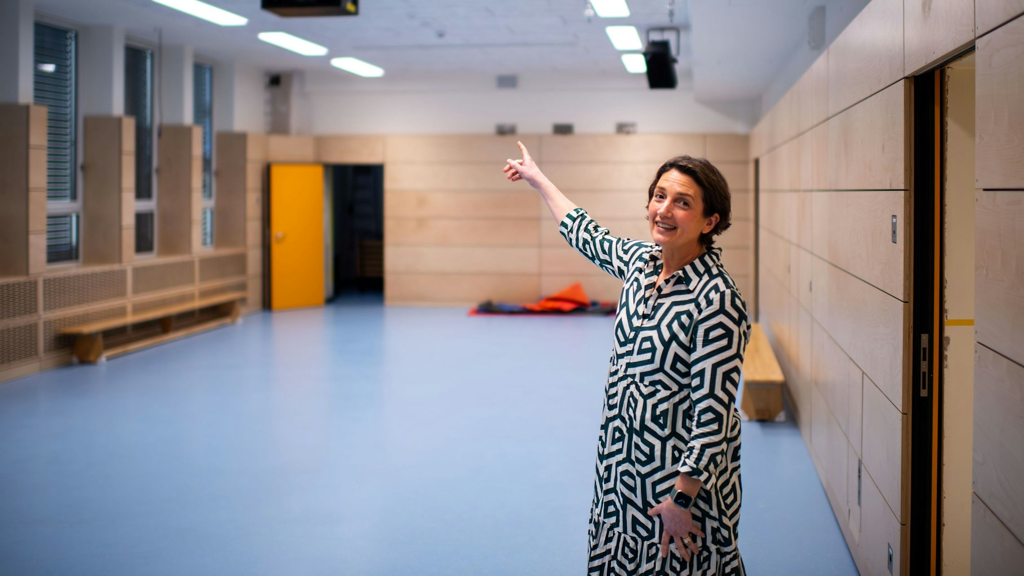 Das Bild zeigt Schulleiterin Kathrin Kuhl in der Mehrzweckhalle.