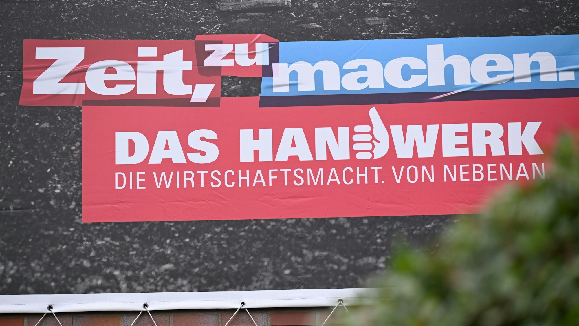 ARCHIV - 17.01.2025, NA, Düsseldorf: Ein Werbeplakat des Handwerks hängt vor dem Gebäude der Handwerkskammer Düsseldorf und der Dachorganisation Handwerk.NRW. (zu dpa: «Wirtschaftsflaute belastet Handwerk im Süden Sachsen-Anhalts») Foto: Wolf von Dewitz/dpa +++ dpa-Bildfunk +++
