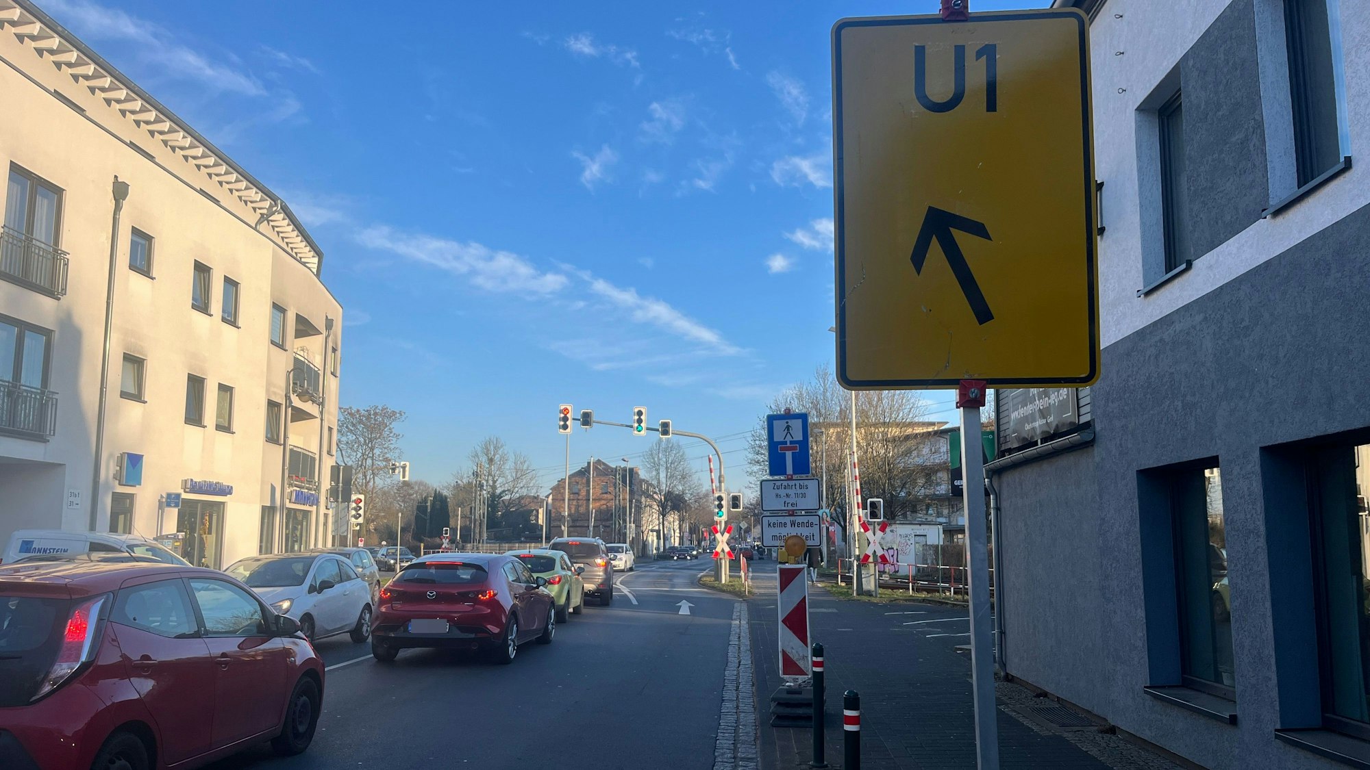 An einer Straße stehen Umleitungs- und Sackgassenschilder.