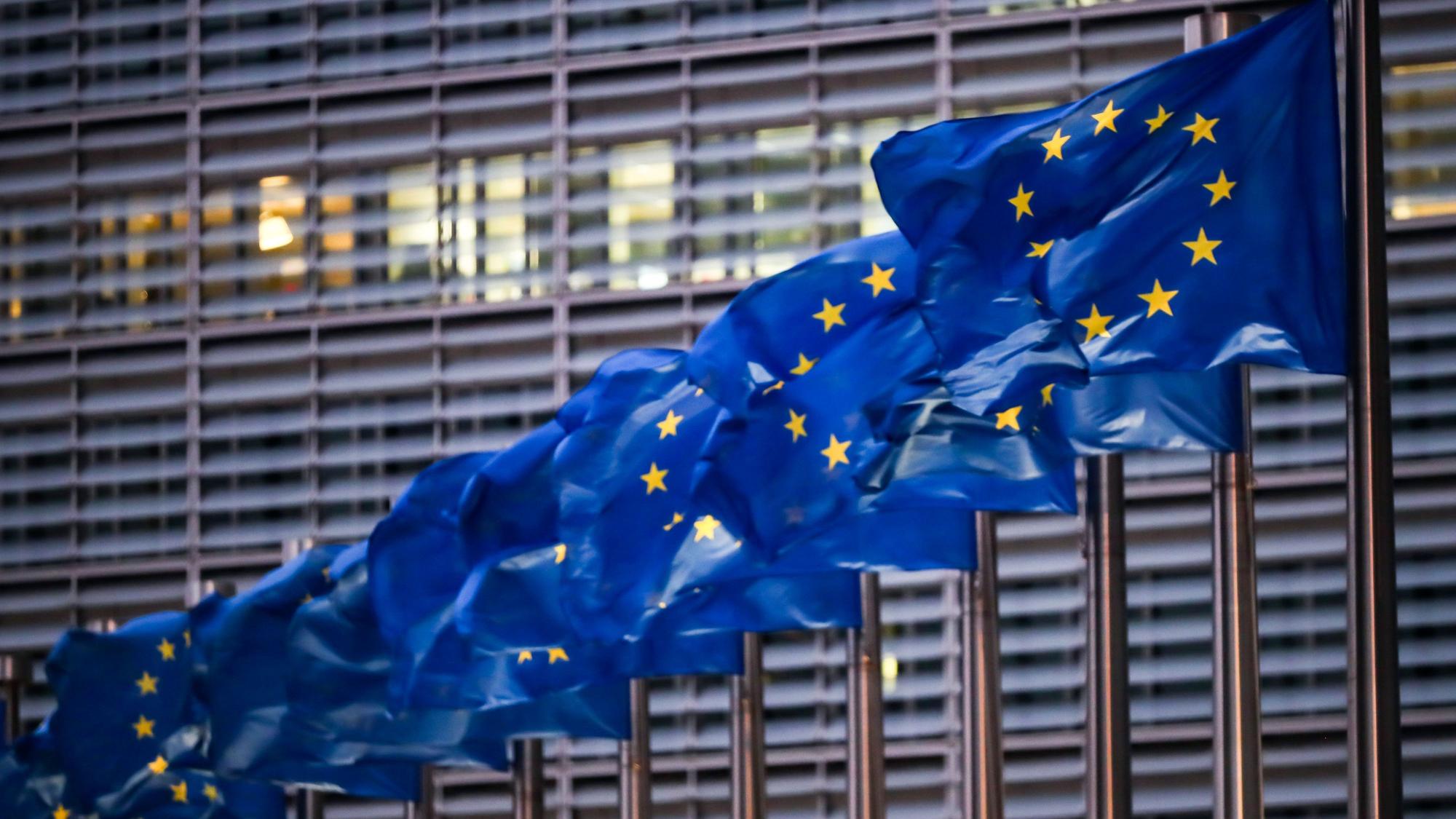 ARCHIV - 24.12.2020, Belgien, Brüssel: Europaflaggen wehen vor dem Sitz der EU-Kommission. In der Europäischen Union werden neue Regeln für den Umgang mit künstlicher Intelligenz (KI) in Kraft gesetzt. (zu dpa: «Sonderklausel für Aufrüstung? EU-Kommission nennt Zeitplan») Foto: Zhang Cheng/Xinhua/dpa +++ dpa-Bildfunk +++