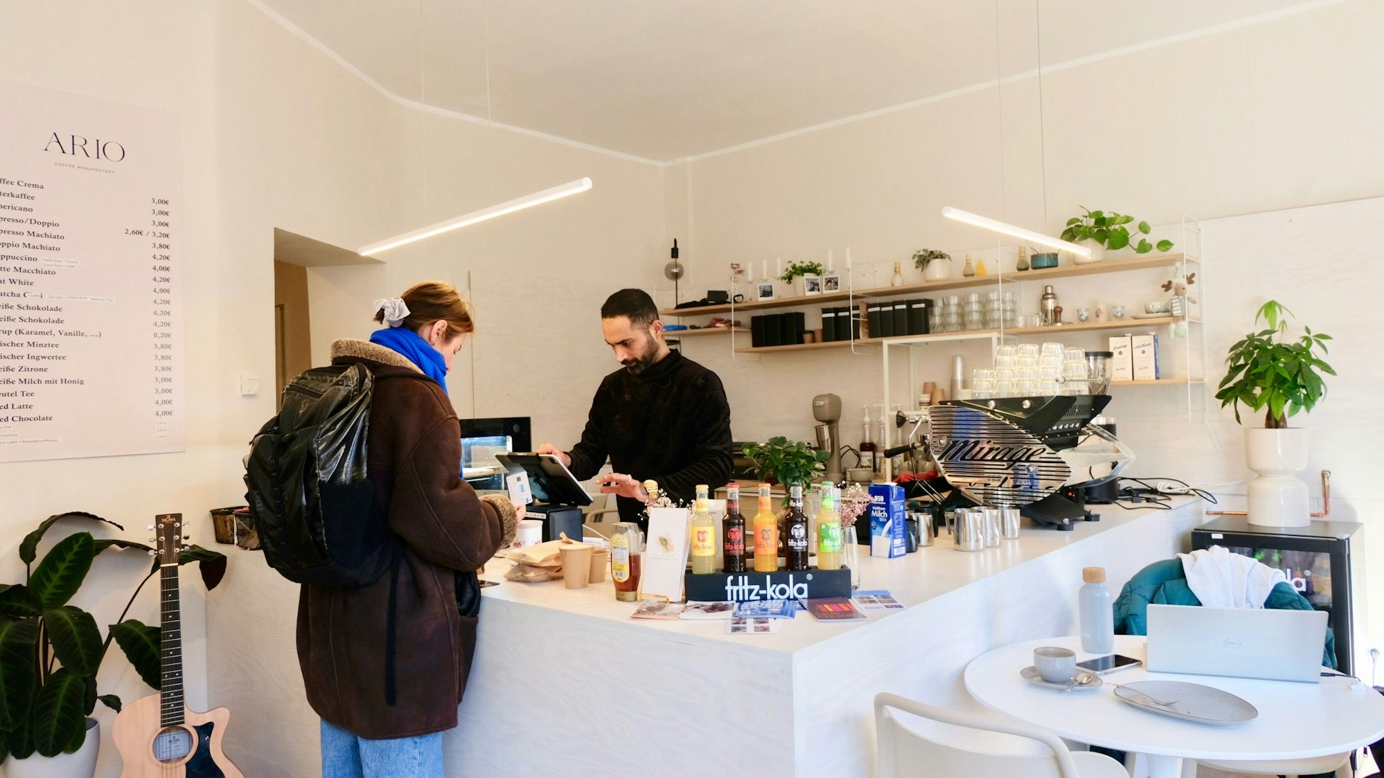 Der Thekenbereich in der Ario Coffee Manufactury.