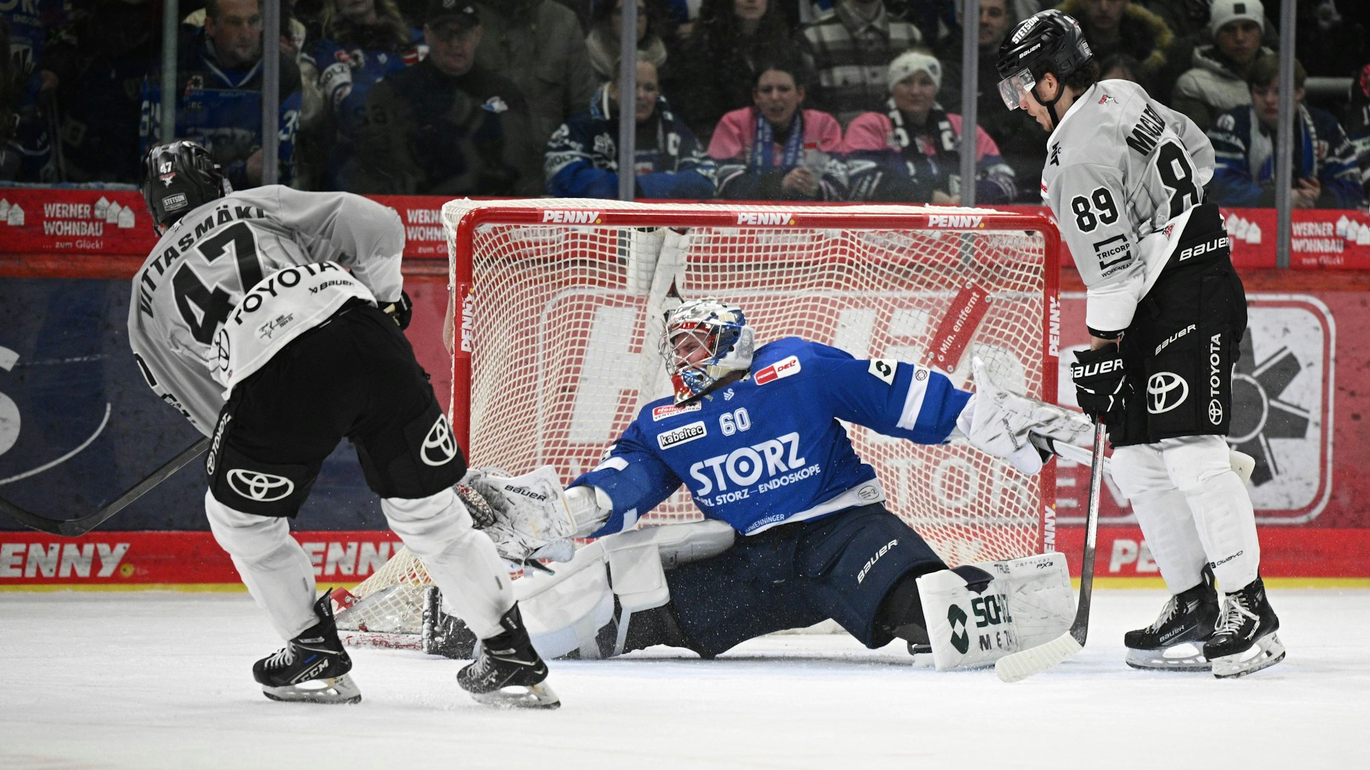 Die Kölner Haie haben sich am Mittwoch als freundlicher Aufbaugegner der Schwenninger Wild Wings erwiesen.