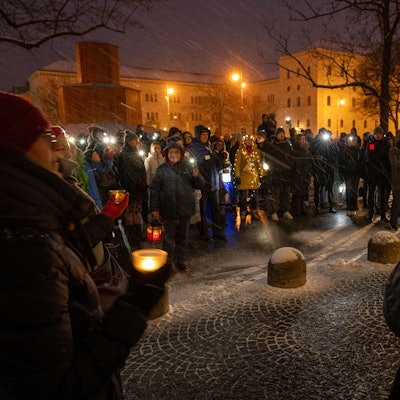 16.02.2025, Bayern, München: Männer und Frauen leuchten mit Taschenlampen, Smartphones, Lichterketten und anderen Leuchtmitteln am Geschwister-Scholl-Platz in München. Unter dem Motto "Nie wieder ist jetzt" haben sich zahlreiche Menschen versammelt, um ein Zeichen zu setzen gegen Hass und Hetze sowie für Demokratie und Menschenrechte. Dabei gedenken sie auch der Opfer des Anschlags vom 13. Februar 2025, als ein Auto in eine ver.di-Demonstration gerast ist. Foto: Pia Bayer/dpa +++ dpa-Bildfunk +++