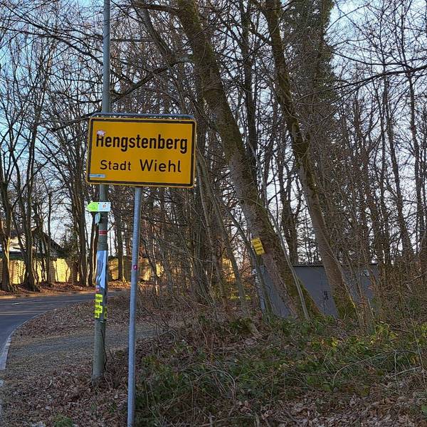 Ein Ortsschild nennt die Wiehler Kommune Hengstenberg. Das Schild steht jedoch in Nümbrecht.
