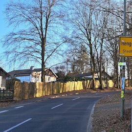 Ein Ortsschild nennt die Wiehler Kommune Hengstenberg. Das Schild steht jedoch in Nümbrecht.