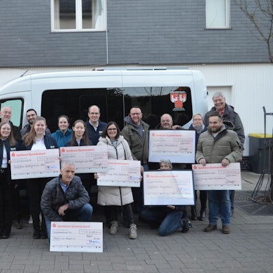 Das Foto zeigt Vertreter der Sparkasse Gummersbach, der Sparkassen-Stiftung für das Homburger Land und der Vereine.
