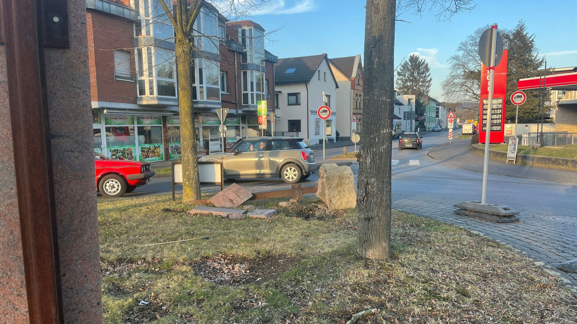 Der Warther Kreisel in Hennef wird gerade umgebaut, das führt zu Ärger - sowohl Zwei Autofahrer stehen in einem Kreisel voreinander.