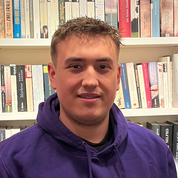 Das Bild zeigt den jungen Politiker, der aus Rheinbach kommt, vor einem Bücherregal.