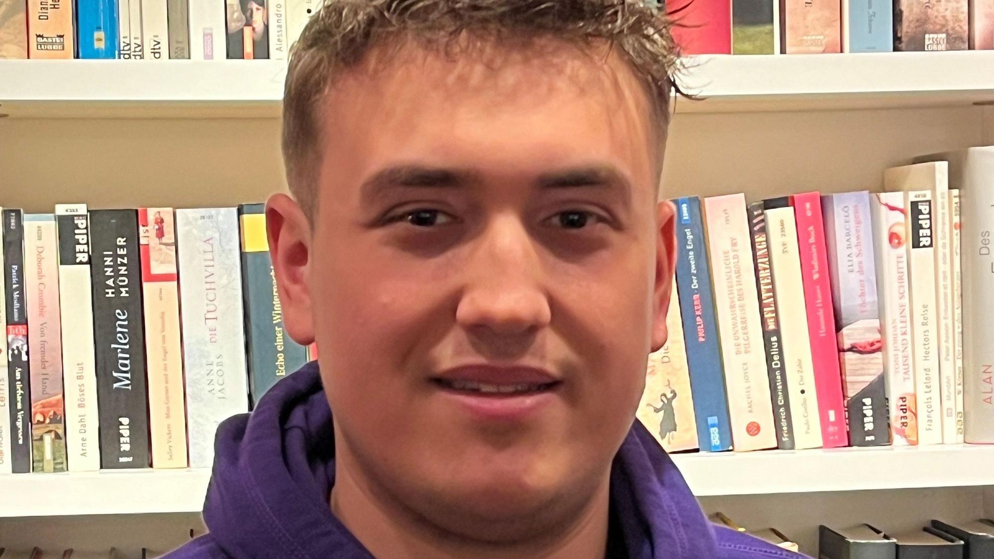 Das Bild zeigt den jungen Politiker, der aus Rheinbach kommt, vor einem Bücherregal.