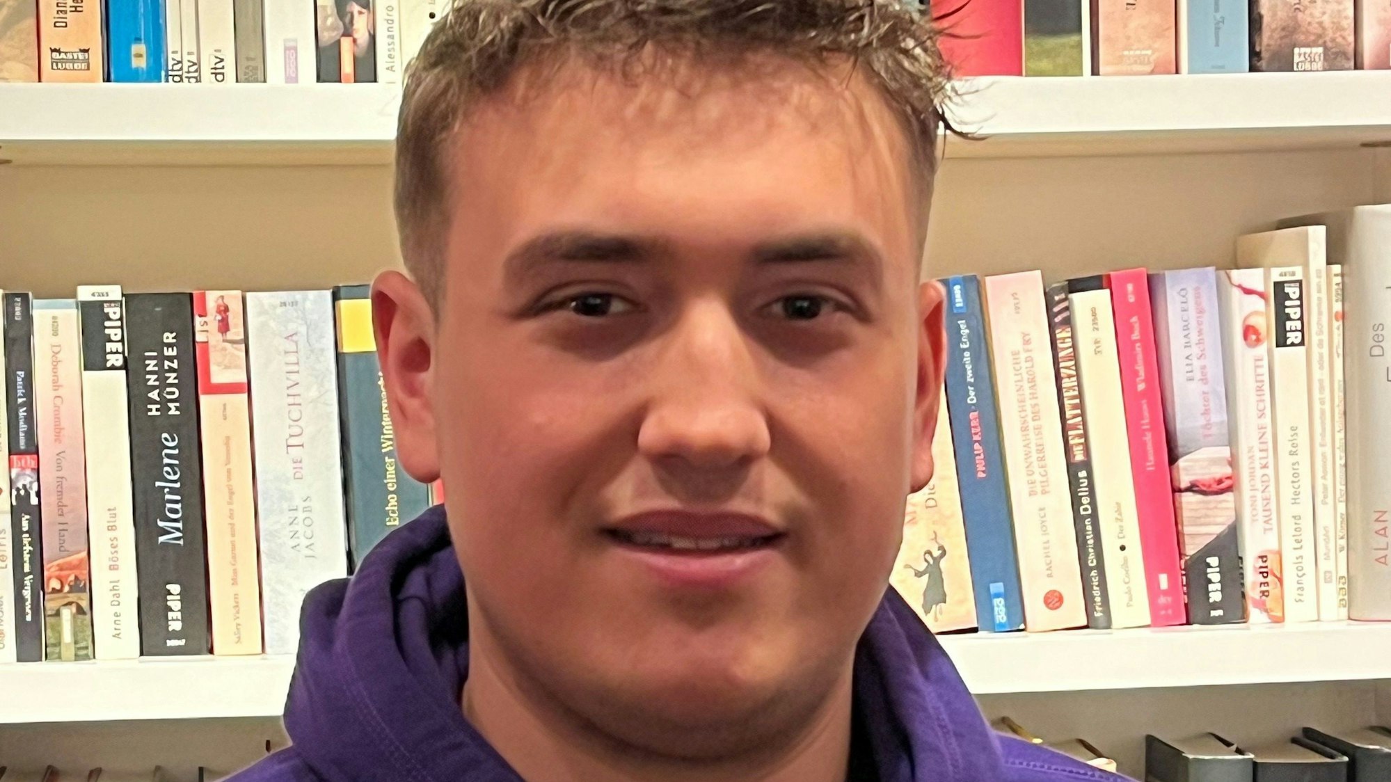 Das Bild zeigt den jungen Politiker, der aus Rheinbach kommt, vor einem Bücherregal.