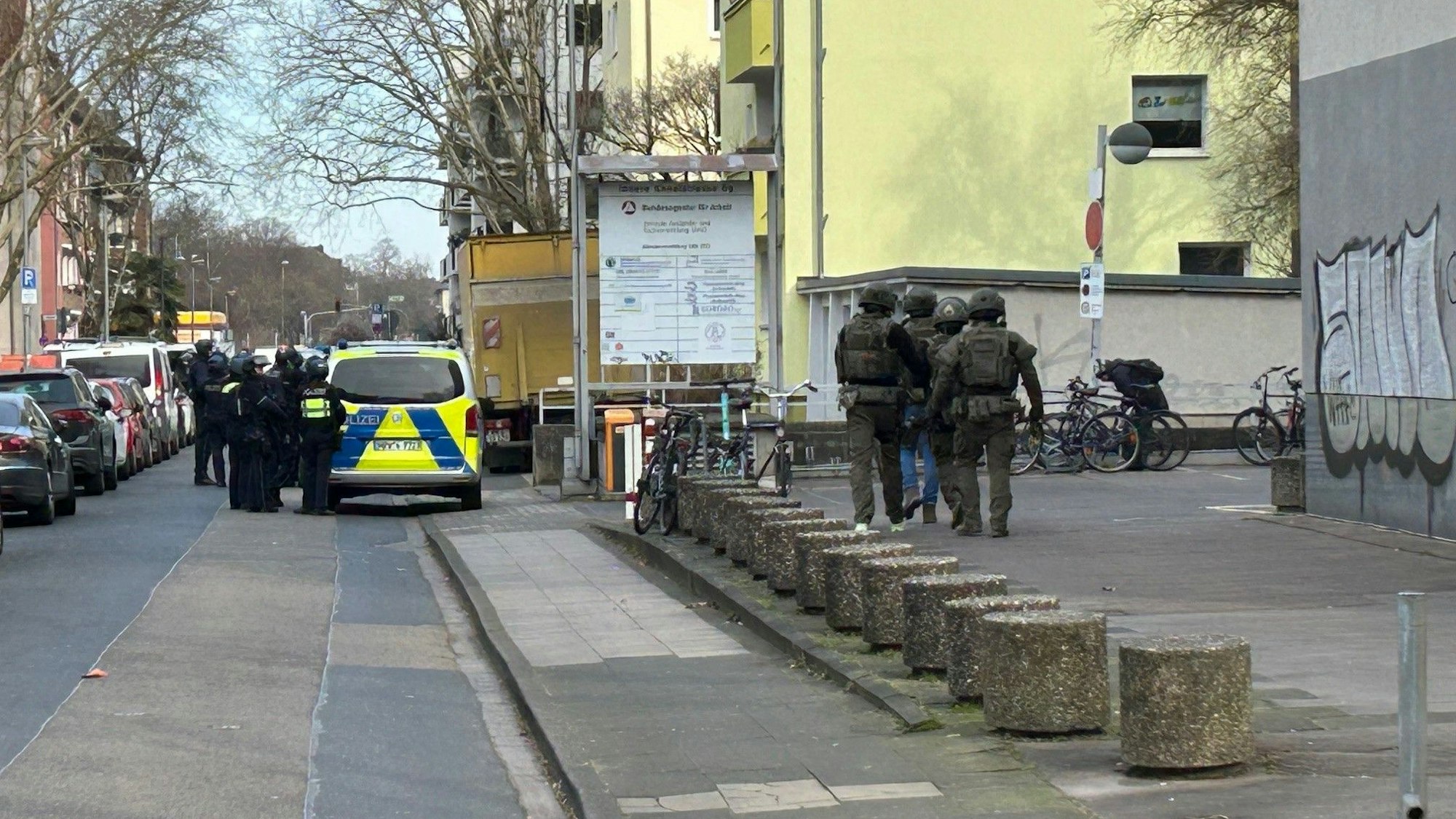 Polizeikräfte an der Venloer Straße in Köln.
