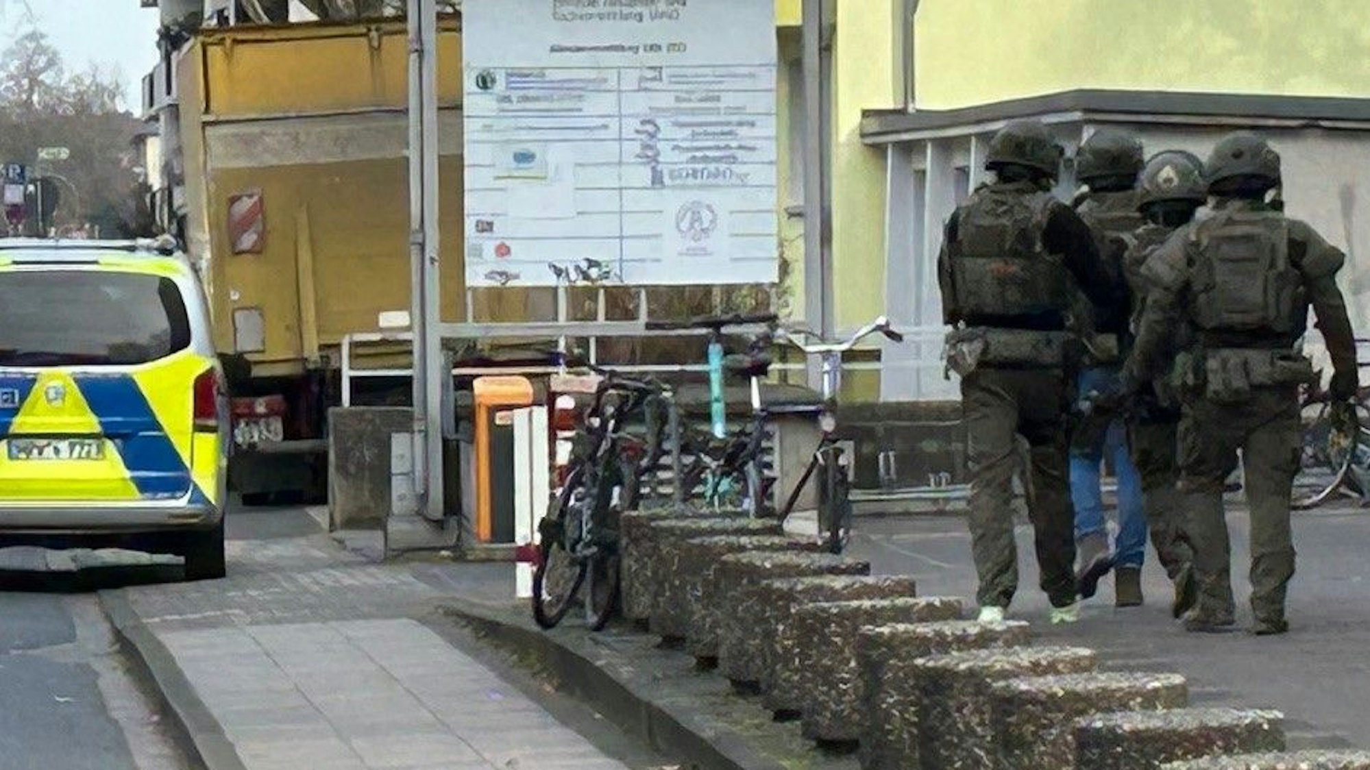 Polizeikräfte an der Venloer Straße in Köln.