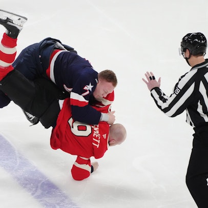 Brady Tkachuk (oben) aus den Vereinigten Staaten kämpft gegen Sam Bennett (9) aus Kanada, bevor das Prestige-Duell richtig beginnen konnte.