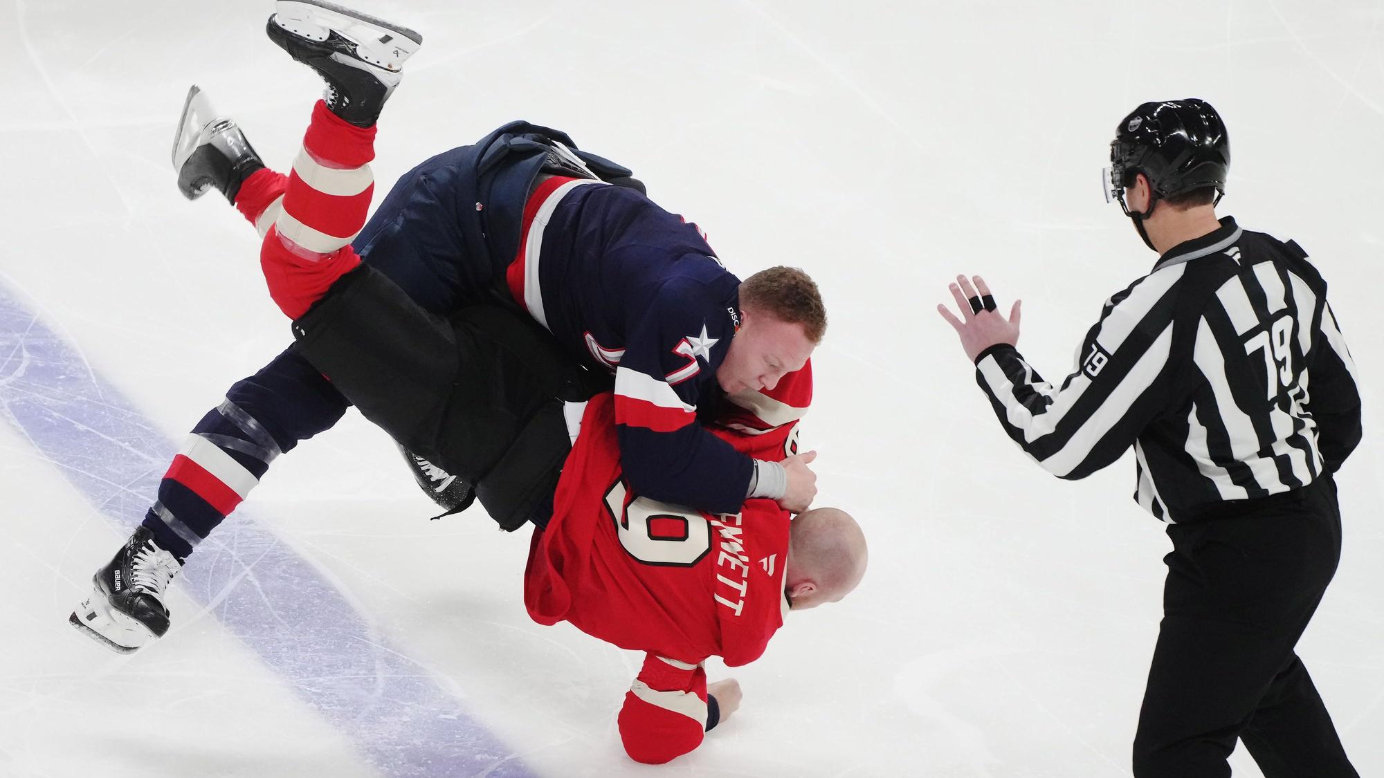 Brady Tkachuk (oben) aus den Vereinigten Staaten kämpft gegen Sam Bennett (9) aus Kanada, bevor das Prestige-Duell richtig beginnen konnte.