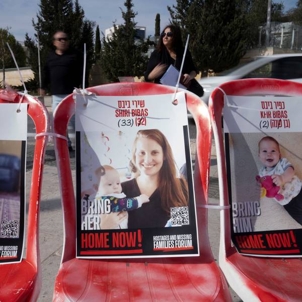 19.02.2025, Israel, Jerusalem: Plakate von Shiri Bibas und ihren Söhnen Ariel (l) und Kfir (r), die am 7. Oktober 2023 von Mitgliedern der Terrororganisation Hamas als Geiseln genommen wurden, sind auf Stühlen in Jerusalem befestigt.