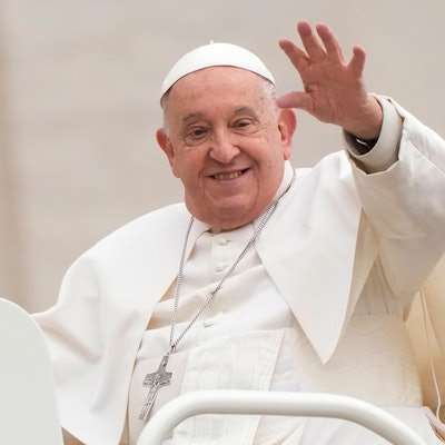 Papst Franziskus winkt, als er zu seiner wöchentlichen Generalaudienz auf dem Petersplatz im Vatikan ankommt.