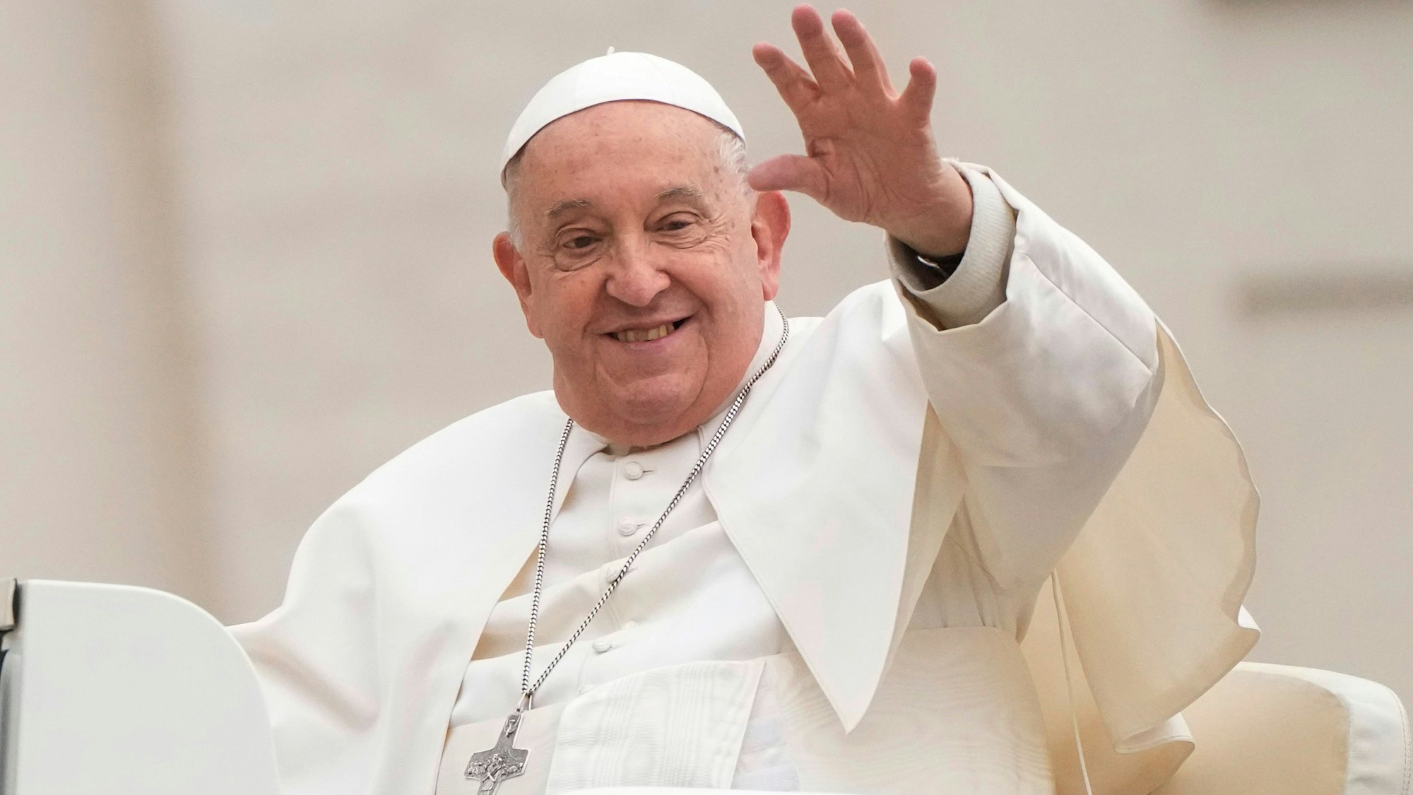 Papst Franziskus winkt, als er zu seiner wöchentlichen Generalaudienz auf dem Petersplatz im Vatikan ankommt.