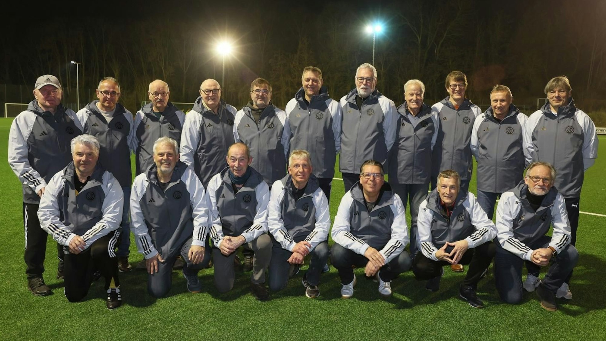 Das Foto zeigt die Mannschaft der Auswahl des Rhein-Erft-Kreises mit ihrem sportlichen Leiter Günther Lang in der hinteren Reihe links.