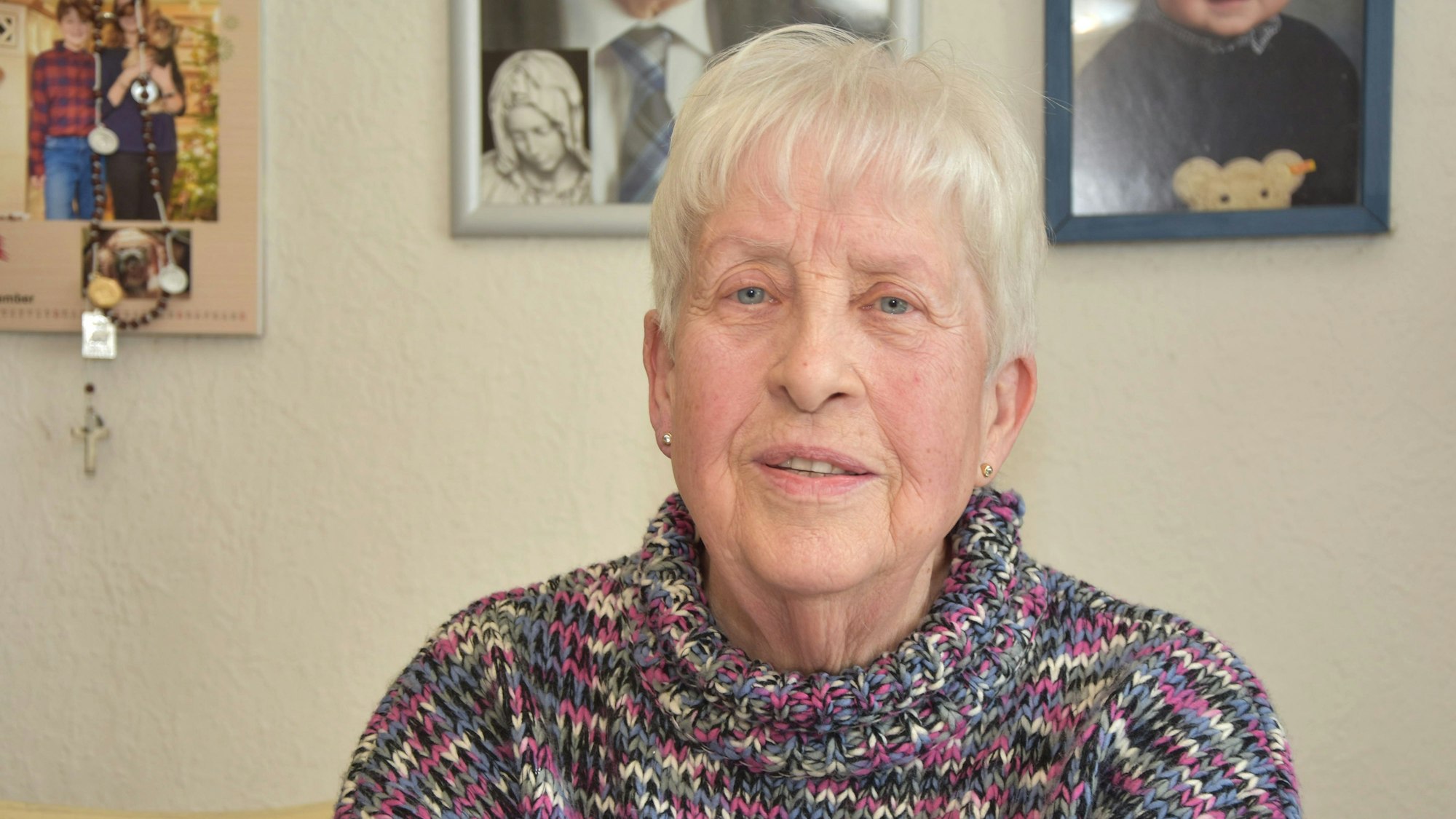 Auf dem Foto ist Anneliese Hamacher zu sehen, sie trägt einen bunten Wollpulli.