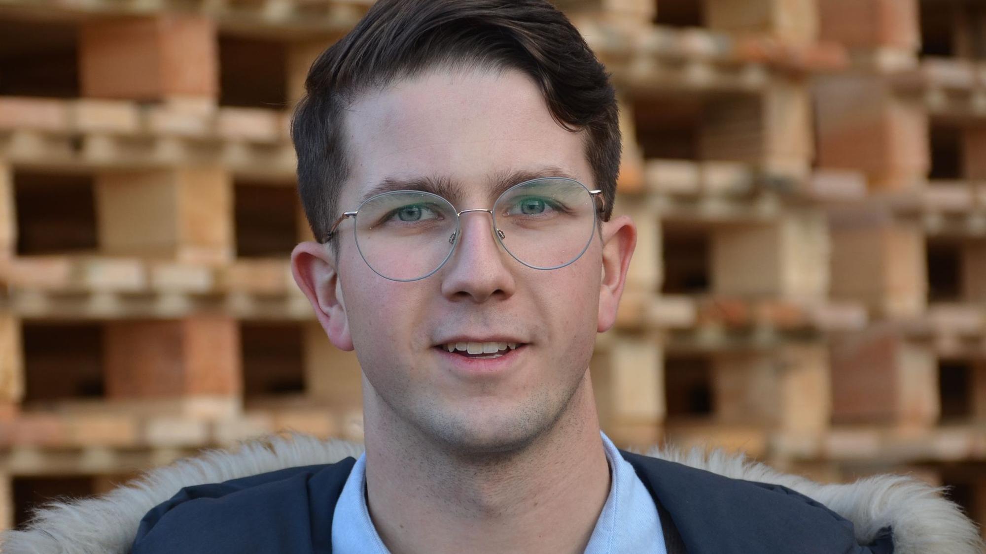 Tim Caspari (24) bereitet sich in Waldbröl auf den Einstieg in die Leitung des Unternehmens vor, das sein Opa Horst vor 60 Jahren gegründet hat.