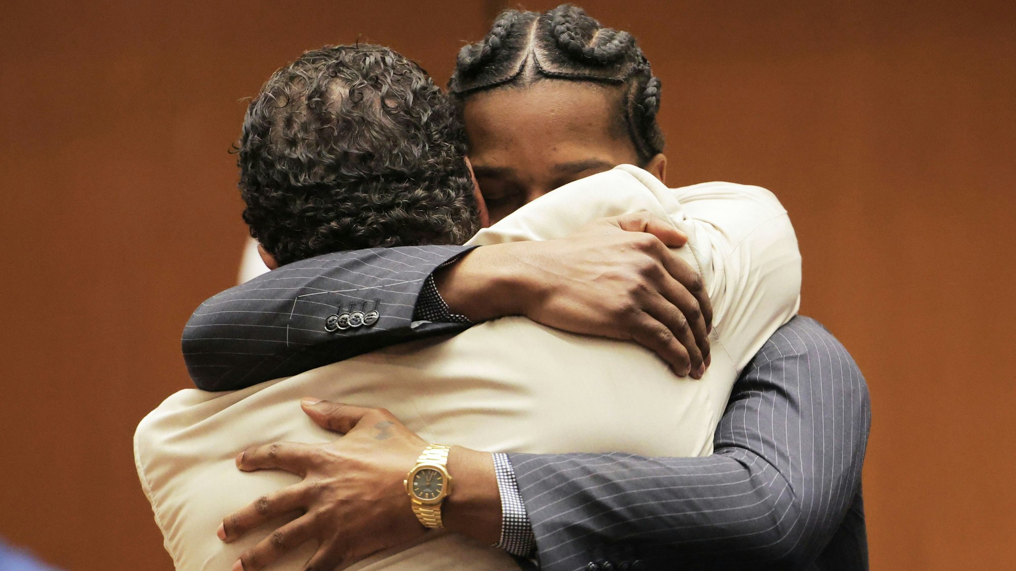 A$AP Rocky umarmt seinen Anwalt Joe Tacopina, nachdem er während seines Prozesses für nicht schuldig befunden wurde.