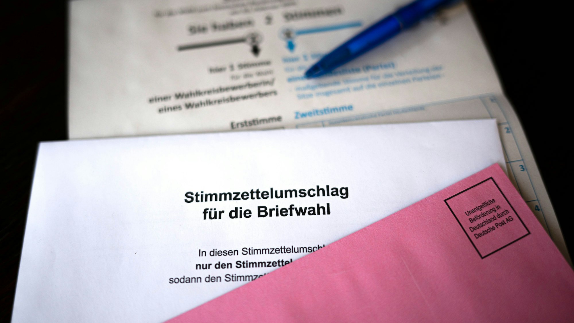 PRODUKTION - 12.02.2025, Bremen: Briefwahlunterlagen liegen auf einem Tisch. (zu dpa: «LKA Sachsen prüft Video über fehlende AfD auf Wahlzetteln») Foto: Sina Schuldt/dpa +++ dpa-Bildfunk +++