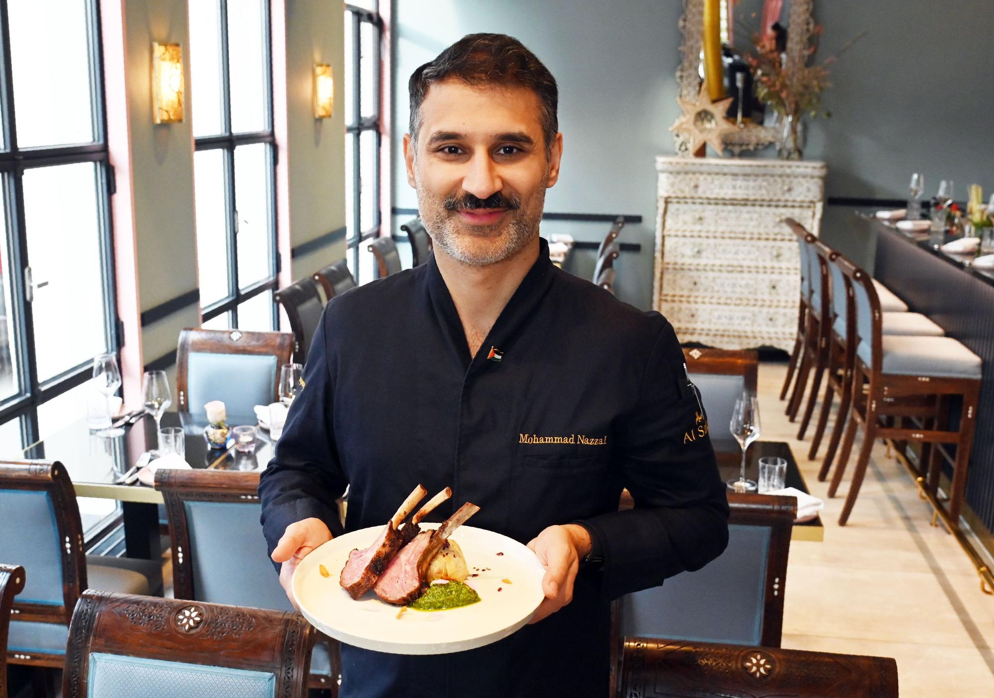 19.02.2025 Köln. Gastro-Kolumne „Schmeckts Frau Floß?“ im Restaurant Al Salam. Der Chef heißt Mohammad Nazzal, das Gericht nennt sich Daher Kharouf. Foto: Alexander Schwaiger