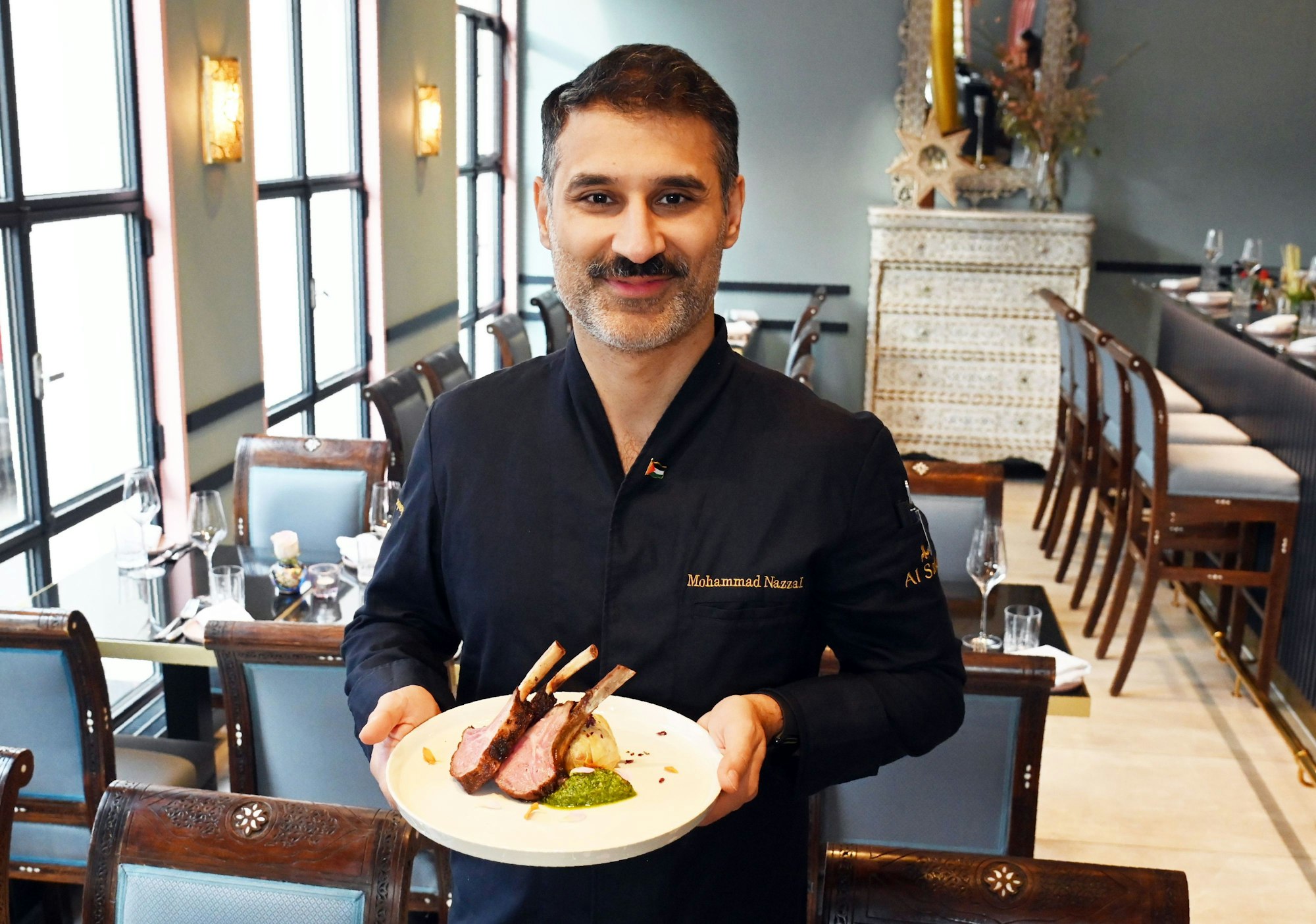 19.02.2025 Köln. Gastro-Kolumne „Schmeckts Frau Floß?“ im Restaurant Al Salam. Der Chef heißt Mohammad Nazzal, das Gericht nennt sich Daher Kharouf. Foto: Alexander Schwaiger