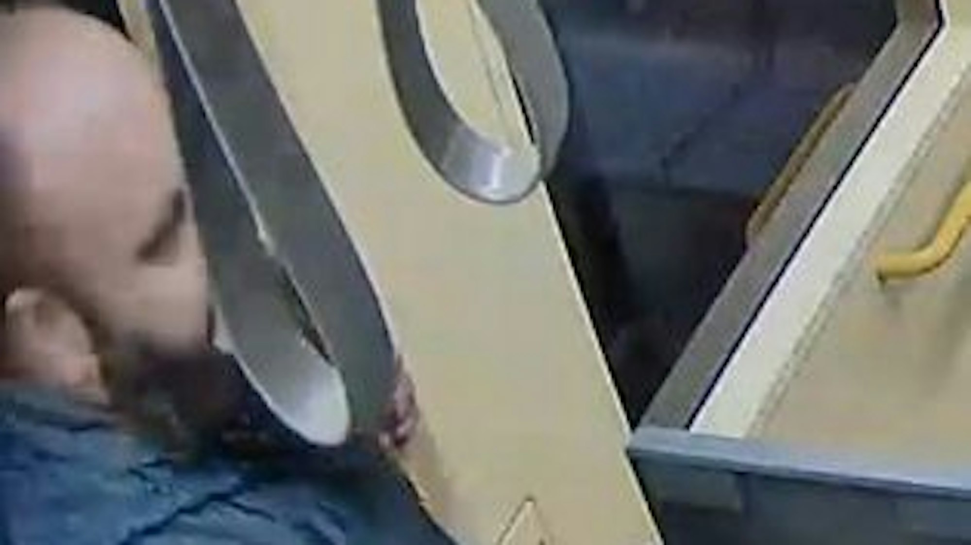 Der Gesuchte soll im November 2024 einen 44-Jährigen ausländerfeindlich attackiert haben.