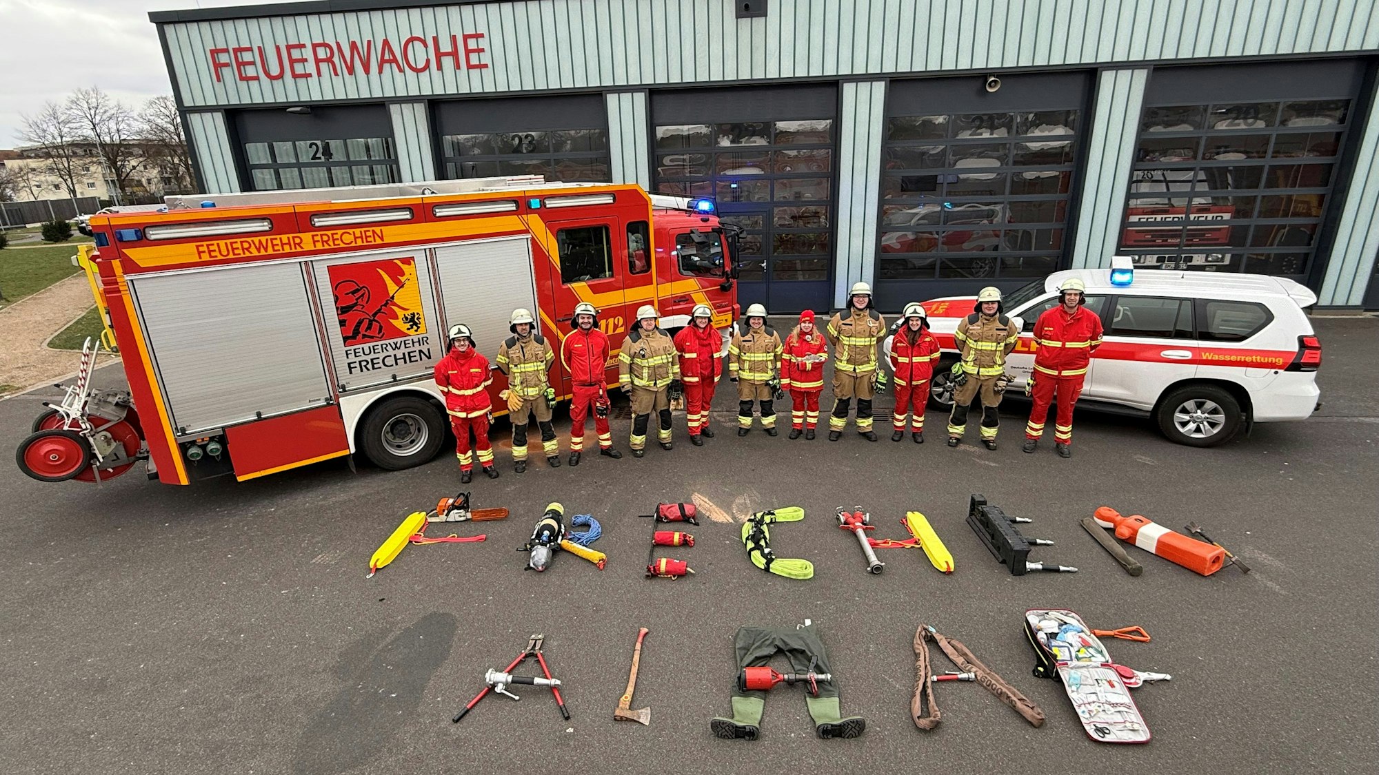 Auf dem Bild sind Einsatzfahrzeuge der Feuerwehr und Kameraden zu sehen.