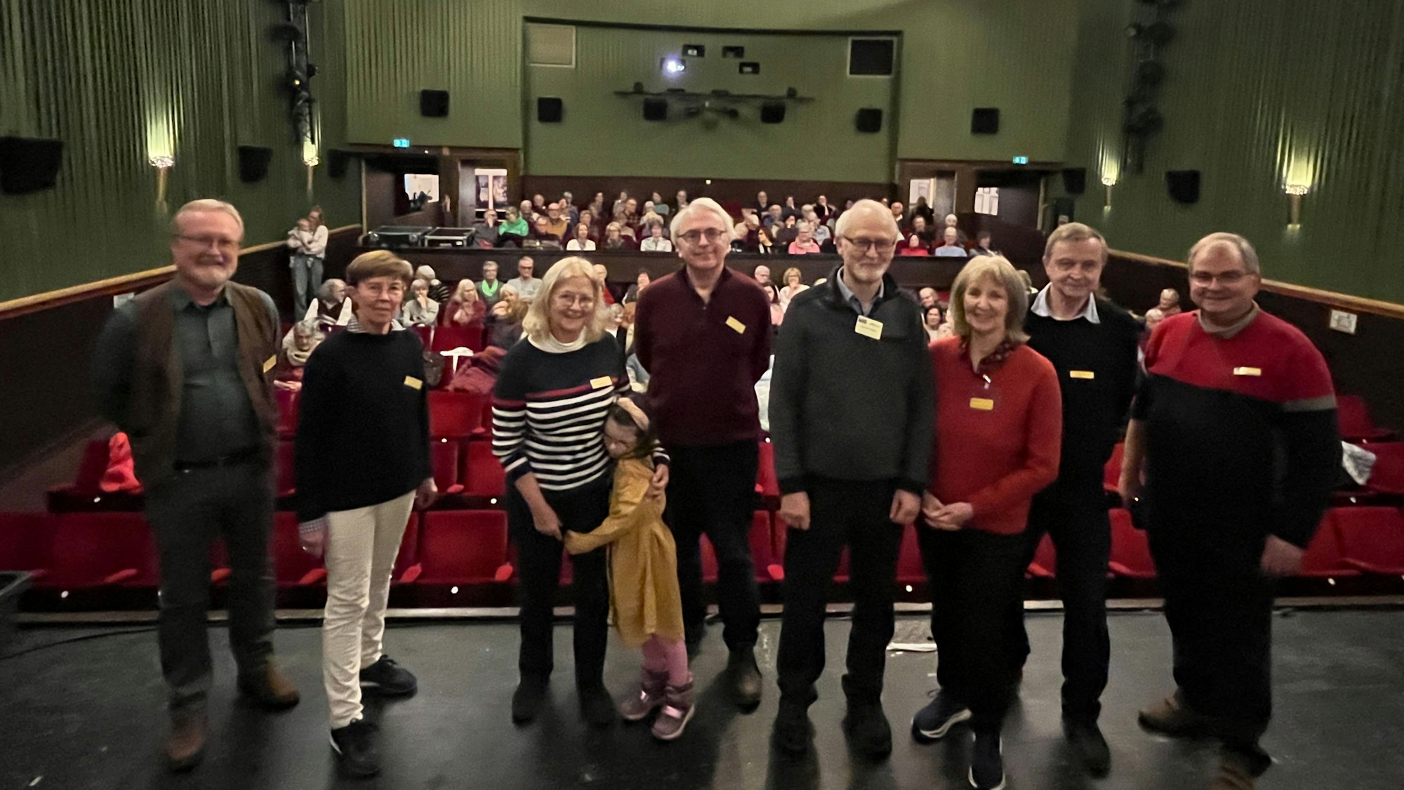 Das "Silberrücken"-Team des Kurtheaters lädt jeden Monat zum Kaffeeklatschkino in das denkmalgeschützte Haus an der Königstraße.