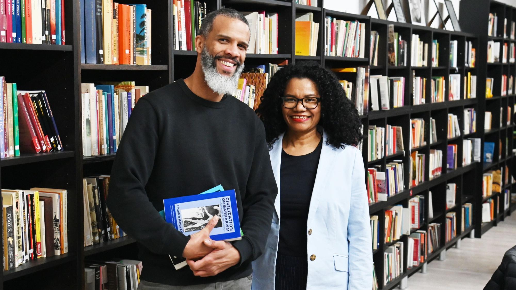 Gründungsmitglied Lamin Kargbo (l.) und Initiatorin Glenda Obermuller auf der Jubiläumsfeier