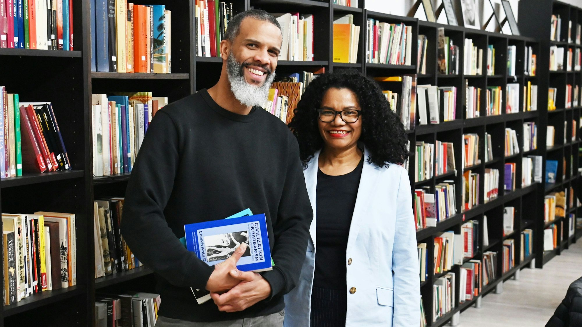 Gründungsmitglied Lamin Kargbo (l.) und Initiatorin Glenda Obermuller auf der Jubiläumsfeier