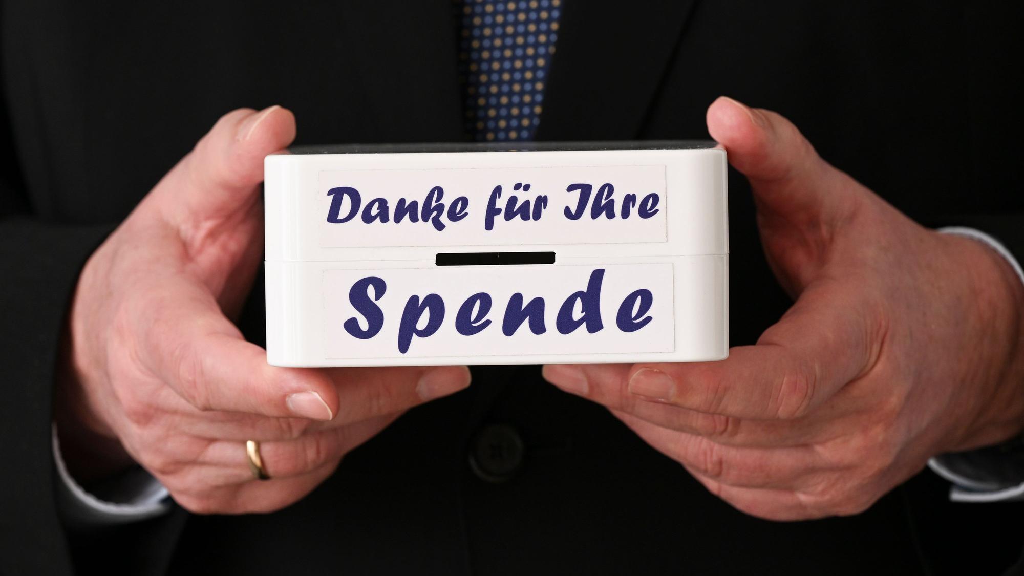 ARCHIV - 31.01.2023, Brandenburg, Bernau: Martin Wulff, Geschäftsführer Deutscher Spendenrat e.V., hält bei einem Fototermin eine Spendendose in den Händen. (zu dpa: «Bericht: Hohe Spendenbereitschaft in NRW») Foto: Jens Kalaene/dpa +++ dpa-Bildfunk +++