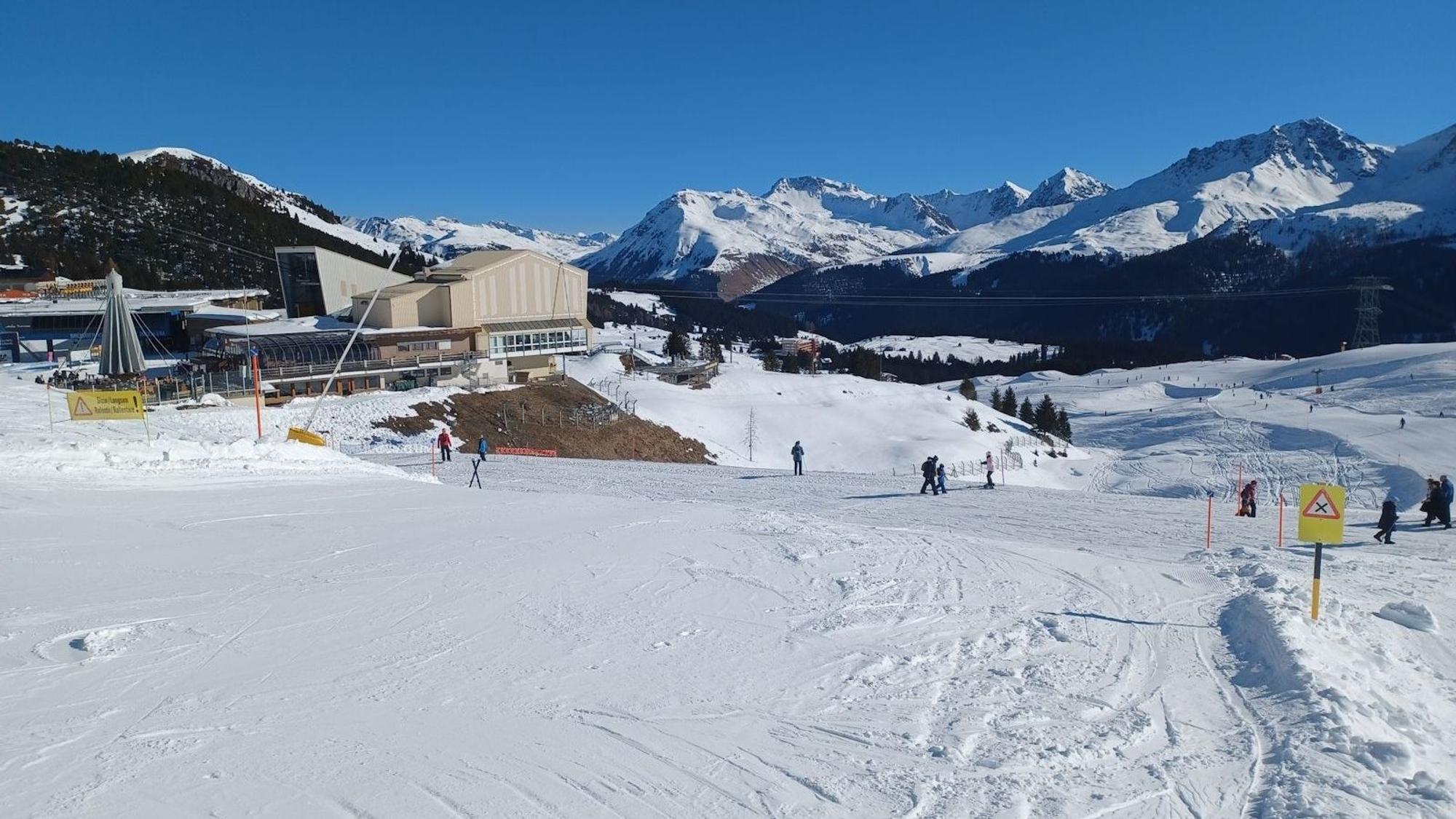 HANDOUT - 18.02.2025, Schweiz, Arosa: Auf dieser Piste in Arosa verunglückte ein Skifahrer aus Deutschland. Der Mann aus dem Raum Köln ist in den im Schweizer Kanton Graubünden tödlich verunglückt. Er sei ohne Fremdverschulden gestürzt, berichtete die Kantonspolizei Graubünden. Foto: -/Kantonspolizei Graubünden/dpa - ACHTUNG: Nur zur redaktionellen Verwendung im Zusammenhang mit der aktuellen Berichterstattung und nur mit vollständiger Nennung des vorstehenden Credits +++ dpa-Bildfunk +++