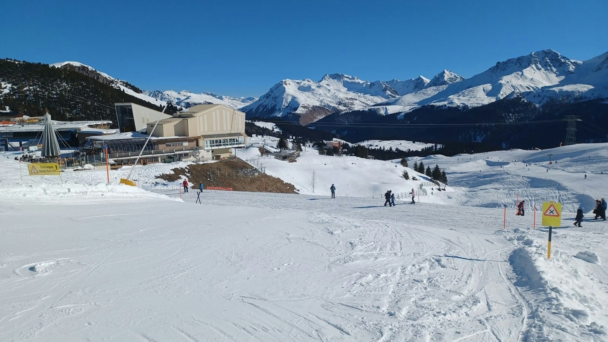 HANDOUT - 18.02.2025, Schweiz, Arosa: Auf dieser Piste in Arosa verunglückte ein Skifahrer aus Deutschland. Der Mann aus dem Raum Köln ist in den im Schweizer Kanton Graubünden tödlich verunglückt. Er sei ohne Fremdverschulden gestürzt, berichtete die Kantonspolizei Graubünden. Foto: -/Kantonspolizei Graubünden/dpa - ACHTUNG: Nur zur redaktionellen Verwendung im Zusammenhang mit der aktuellen Berichterstattung und nur mit vollständiger Nennung des vorstehenden Credits +++ dpa-Bildfunk +++