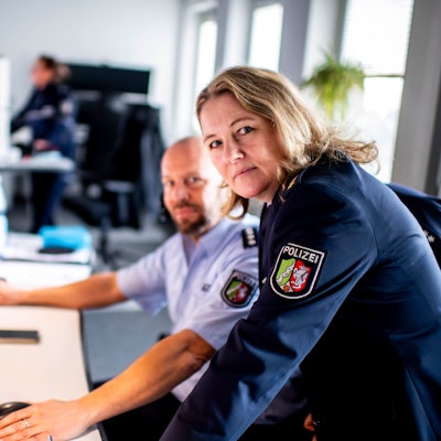 Die neue Polizei-Chefin in der Leitstelle der Euskirchener Polizeiwache, im Hintergrund Beamte an PC-Monitoren.